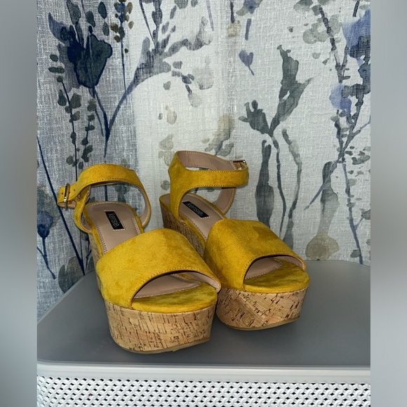 Kensie. Never worn. Cork shoe heel size 7.5 - Picture 2 of 3